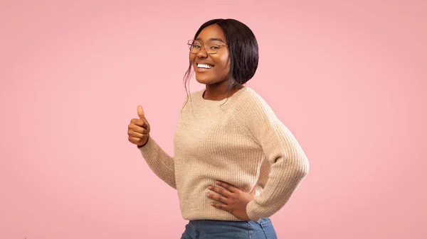 African American Girl Gesturing Thumbs Up Standing On Pink Background — Stock Photo, Image