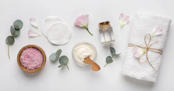 Fondo Spa con prodotti cosmetici naturali su bianco — Foto Stock