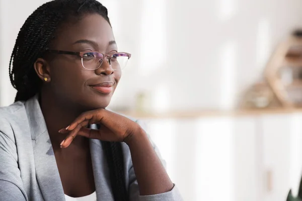 Крупный план портрета уверенной африканской предпринимательницы в очках — стоковое фото