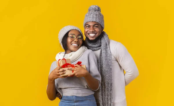 Szczęśliwa afrykańska dziewczyna trzyma prezenty świąteczne, niespodzianka od ukochanego mężczyzny — Zdjęcie stockowe
