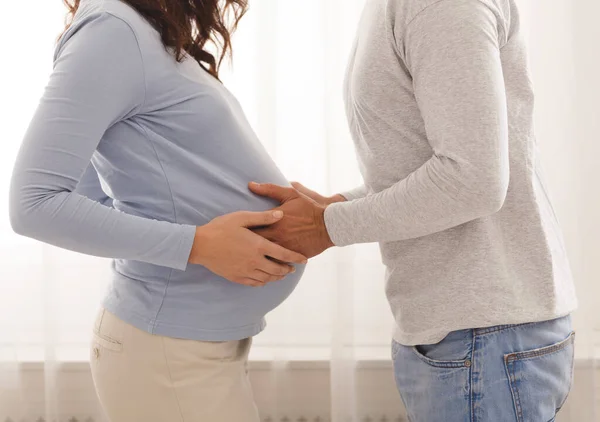 Турботливий чоловік ніжно торкається живота своєї вагітної дружини — стокове фото
