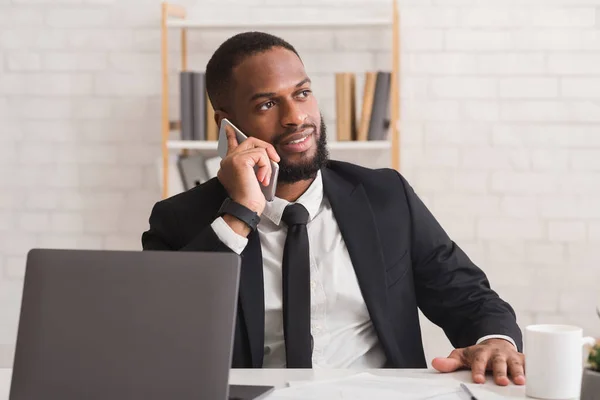 Jonge zakenman maakt telefonisch deal met partners — Stockfoto