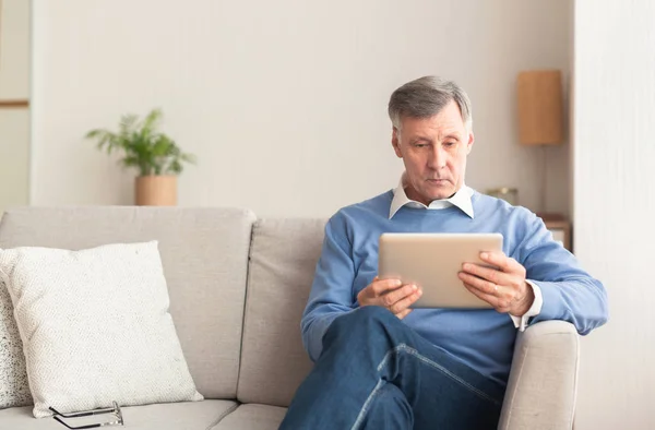 Senior Man Using Tablet Ανάγνωση ειδήσεων — Φωτογραφία Αρχείου