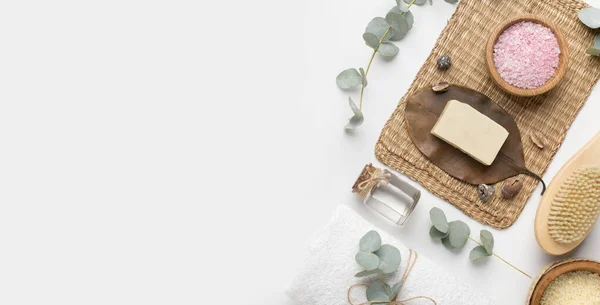 Jabón casero y accesorios eco spa en blanco — Foto de Stock