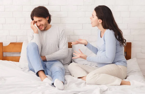 Mulher grávida discutindo com o marido em casa — Fotografia de Stock