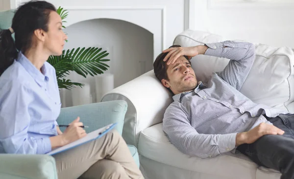 Zoufalý muž, který má soukromou terapii v kanceláři psychologa — Stock fotografie