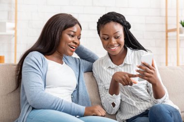 Mutlu Afrikalı Kız Heyecanlanana Akıllı Telefonla Mesaj Gösteriyor