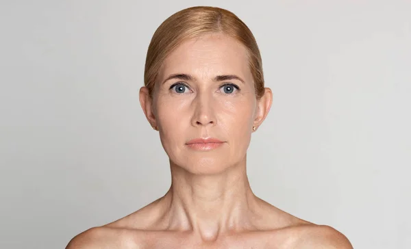 Belleza natural. Retrato de mujer de mediana edad, fondo gris — Foto de Stock