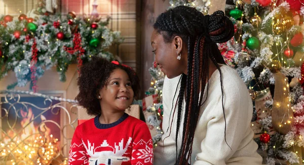 Mãe e filha afro-americana comemorando o Natal em casa juntas — Fotografia de Stock