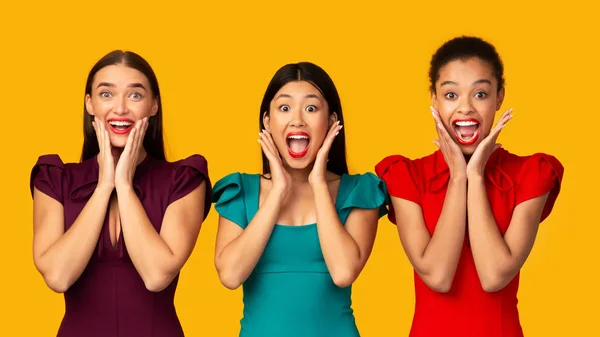 Três meninas diferentes gritando em pé sobre fundo amarelo, Panorama — Fotografia de Stock