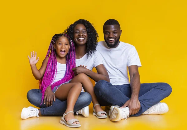 Šťastná černošky rodina tří objímání a pózování na kameru — Stock fotografie