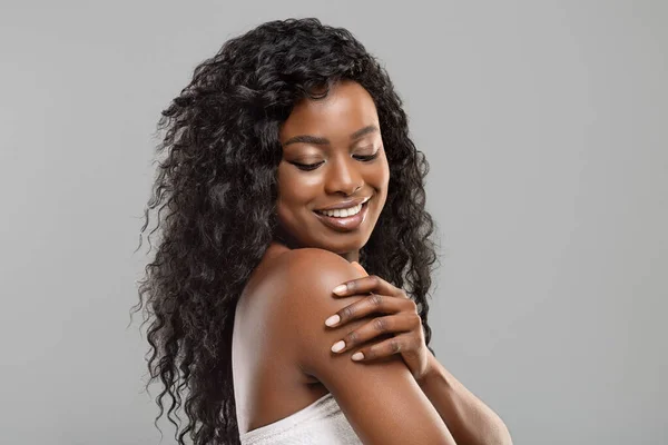 Mooi afro meisje aanraken haar zachte huid op lichaam — Stockfoto