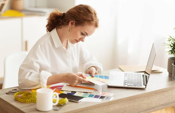 Un atelier di design. Dressmaker scegliere campioni di colore per la nuova collezione — Foto Stock