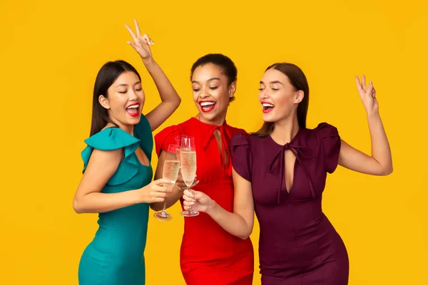 Drei Frauen in Kleidern mit Brille feiern Bachelorette, Studioaufnahme — Stockfoto