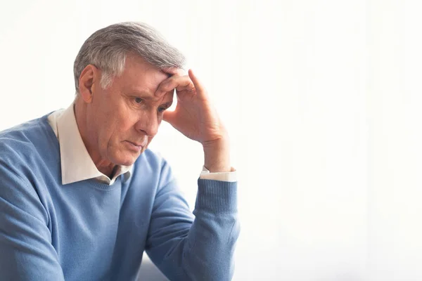 Depressiver Senior denkt über Probleme im Sitzen nach — Stockfoto