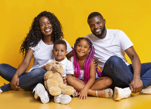 Portrét šťastných tisíciletých černých rodičů se dvěma malými dětmi — Stock fotografie