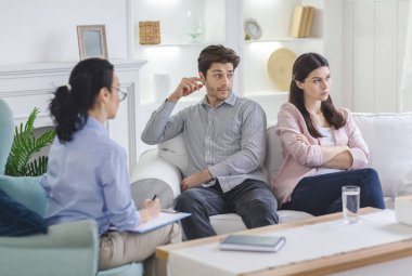 Aile terapistini ziyaret eden çift zor zamanlar geçiriyor.