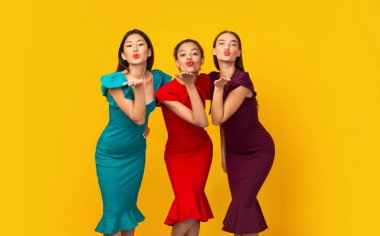 Elbiseli Üç Farklı Kız Hava Öpücüğü Gönderiyor, Stüdyo Çekimi