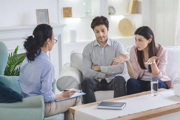 Woedende vrouw klaagt over haar man bij familie therapeut — Stockfoto