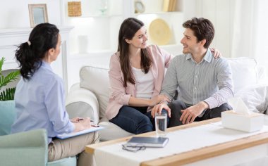 Etkili terapiden sonra aile danışmanı ve aşık çift.