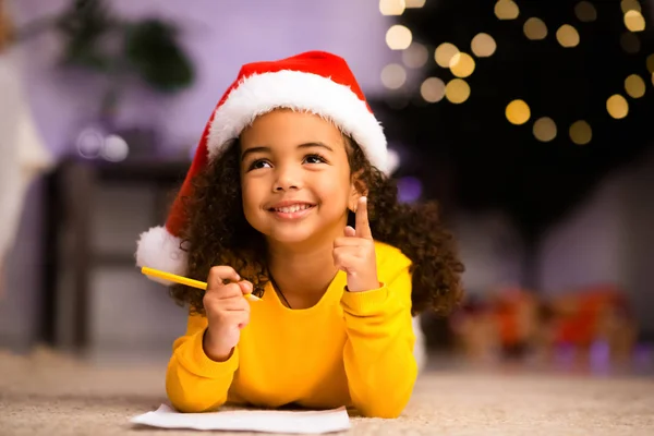 Emocionado menina negra tem ideia sobre presente de Natal — Fotografia de Stock