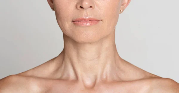 Cuidado de la piel. Media cara retrato de mujer madura — Foto de Stock