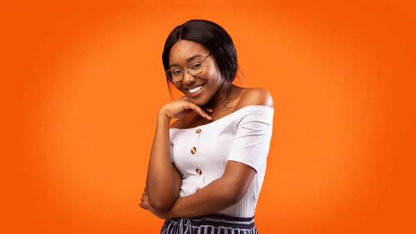 Attractive Afro Girl Smiling At Camera Standing Over Orange Background — ストック写真