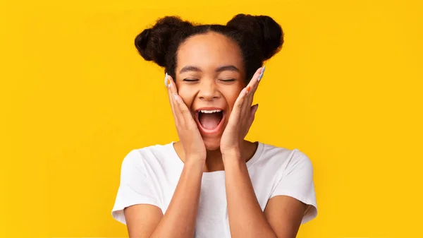 Ευτυχισμένο μαύρο κορίτσι ουρλιάζοντας και κρατώντας μάγουλα — Φωτογραφία Αρχείου