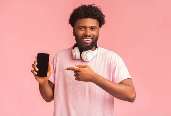 빈 핸드폰 화면을 보여 주는 현대 아프리카 남자 — 스톡 사진