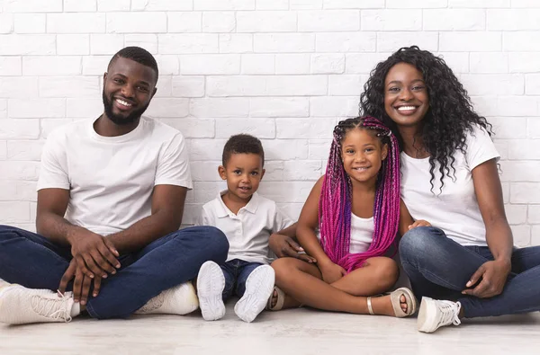 Portrét radostné afroamerické rodiny se dvěma malými dětmi — Stock fotografie