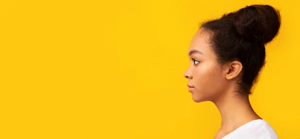 Side view portrait of attractive black woman — Stock Photo, Image