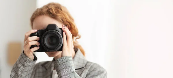 Fotógrafo. Mulher cobrindo rosto com câmera profissional — Fotografia de Stock