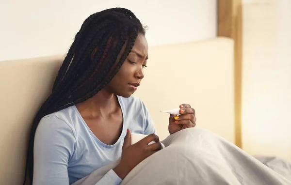 Afro Lady tiene fiebre que mide la temperatura en la cama en casa — Foto de Stock