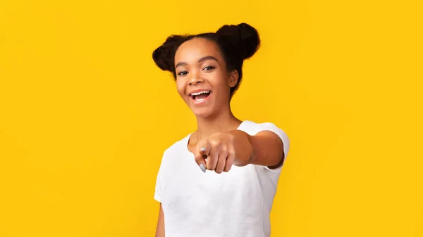 Feliz adolescente preto escolhendo você sobre fundo amarelo — Fotografia de Stock