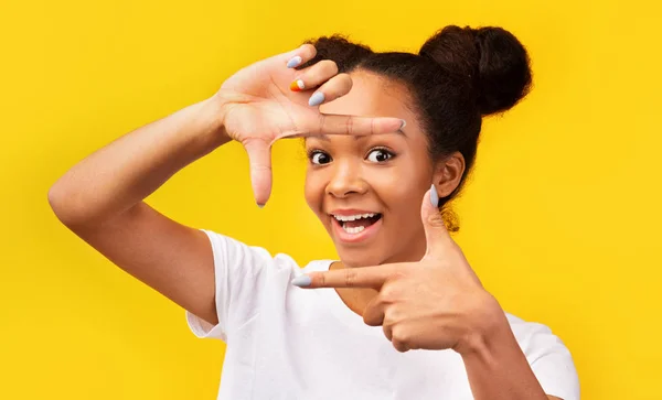 Retrato de adolescente afro fazendo moldura com os dedos — Fotografia de Stock