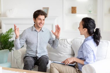 Heyecanlı adam olumlu duygularını terapistle paylaşıyor.