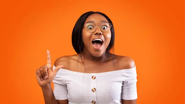 Excited African American Girl Pointing Finger Up, Orange Background, Panorama — Stock Photo, Image