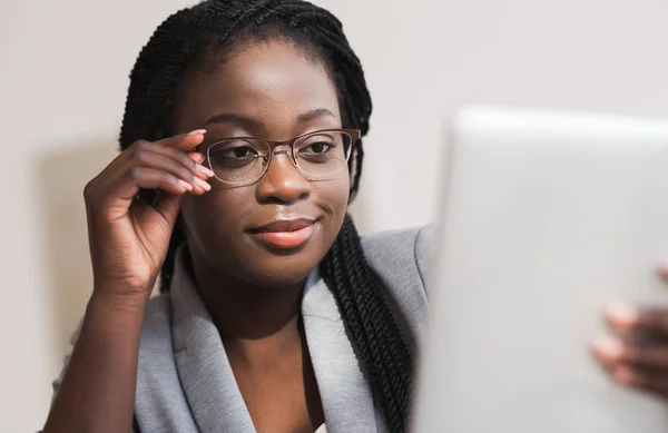 Портрет уверенной женщины-предпринимателя в очках с помощью цифрового планшета — стоковое фото