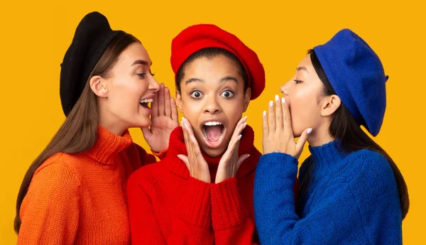 Trois Divers Millennial Girls Gossiping debout sur fond jaune, Panorama — Photo