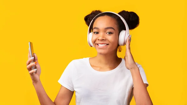 Mosolygó fekete tinédzser portréja zenét hallgatva — Stock Fotó