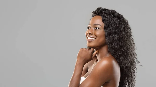 Mooie afrikaanse amerikaanse vrouw met perfect huid aanraken van haar kin — Stockfoto