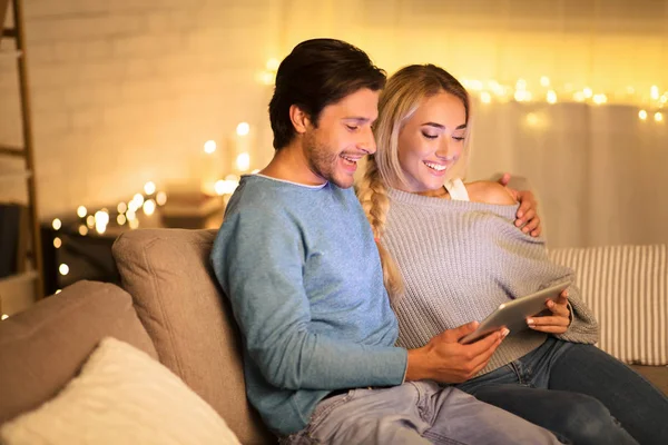 Feliz tempo. Jovem casal assistindo filme no tablet — Fotografia de Stock