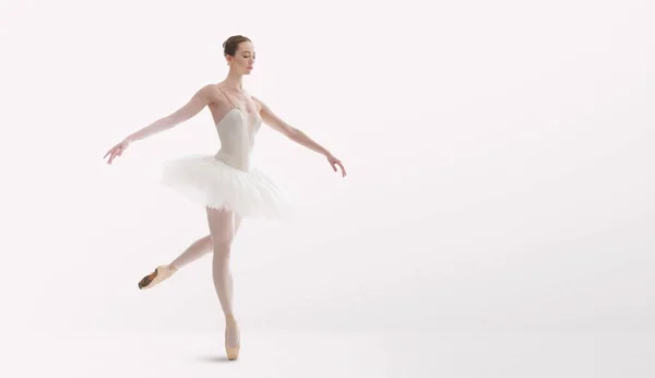 Danseuse de ballet classique en jupe tutu pratiquant la danse pas — Photo