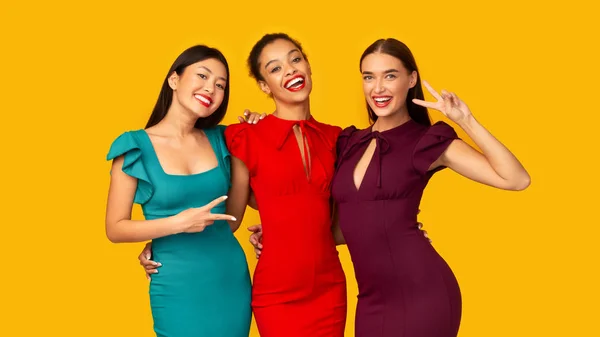 Tres novias diversas gestos signo de victoria posando sobre fondo amarillo — Foto de Stock