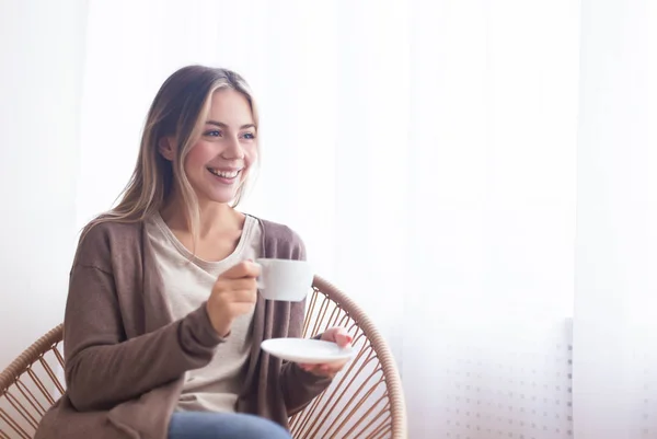 Vrolijk meisje genieten van warme drank thuis — Stockfoto