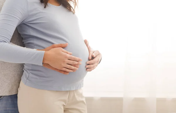 사랑많은 남편 이 집 창문 근처에서 임신 한 아내를 안고 있다 — 스톡 사진