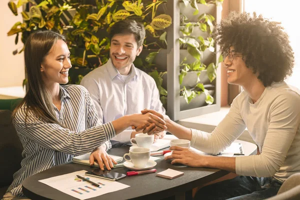 Jeune homme serrant la main de la femme, est parvenu à un accord — Photo