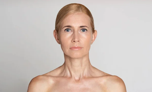 Retrato de belleza de mujer de mediana edad, fondo gris — Foto de Stock