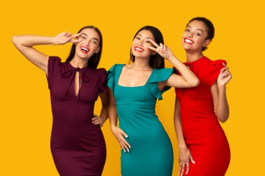 Akşam Elbisesinde Üç Kız Arkadaş Eğlenceli Pozlar Veriyor, Stüdyo Çekimi