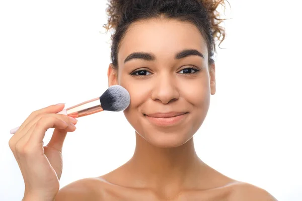Vacker kvinna applicera kosmetiska pulver på hennes ansikte med tofs — Stockfoto